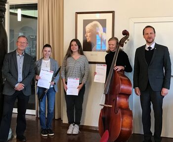 Erster Bürgermeister Christian Baron mit Musikschulleiter Friedemann Gramm mit 3 Erika Künzel Stipendiatinnen